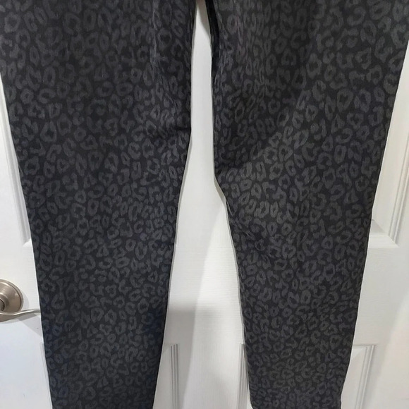 DG2 by Diane Gilman Gray and Black Leopard Print Skinny Jeans in Size 14 - Picture 7 of 11